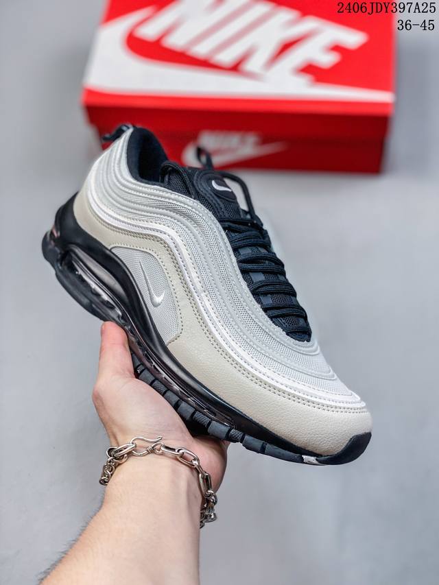 公司级 耐克nike休闲鞋 经典 气垫 Air Max 97 子弹气垫低帮运动鞋。Air Max '97 运动跑鞋以流线型鞋身和卓越科技为热爱运动的你造就全方位