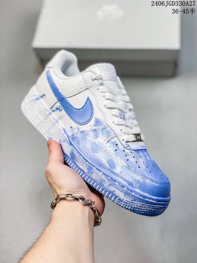 真标耐克nike Air Force 1 Low 空军一号低帮百搭休闲运动板鞋。柔软、弹性十足的缓震性能和出色的中底设计，横跨复古与现代的外型结合，造就出风靡全