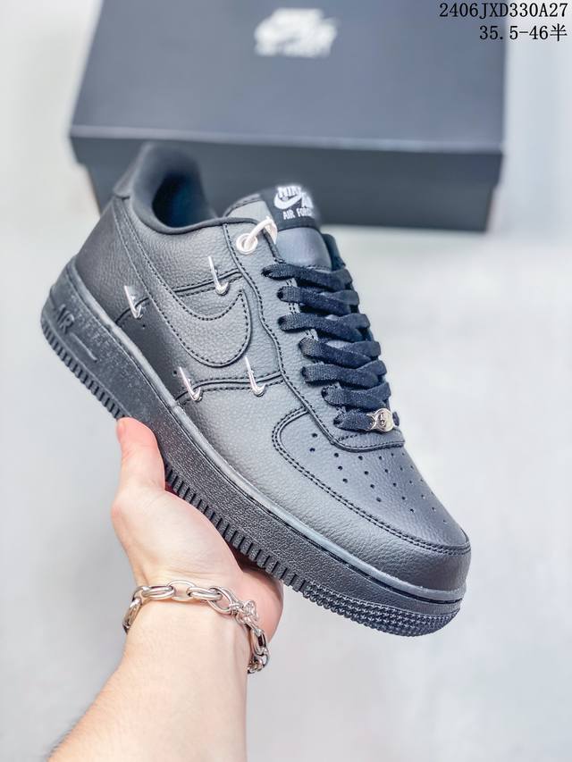 真标耐克nike Air Force 1 Low 空军一号低帮百搭休闲运动板鞋。柔软、弹性十足的缓震性能和出色的中底设计，横跨复古与现代的外型结合，造就出风靡全