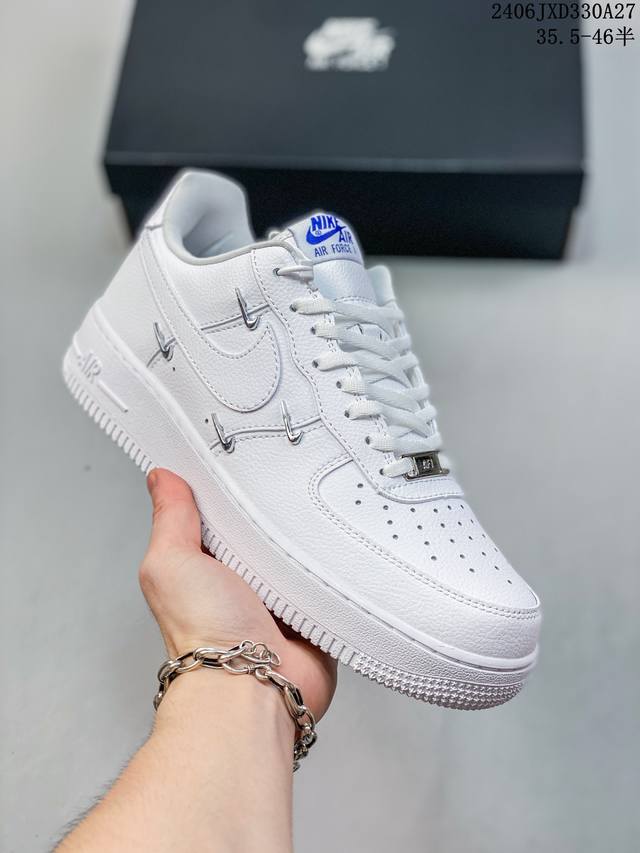 真标耐克nike Air Force 1 Low 空军一号低帮百搭休闲运动板鞋。柔软、弹性十足的缓震性能和出色的中底设计，横跨复古与现代的外型结合，造就出风靡全