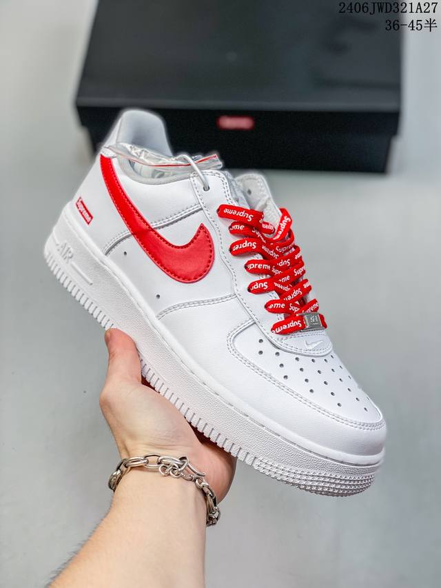 公司级耐克nike Air Force 1 Low 空军一号低帮百搭休闲运动板鞋。柔软、弹性十足的缓震性能和出色的中底设计，横跨复古与现代的外型结合，造就出风靡