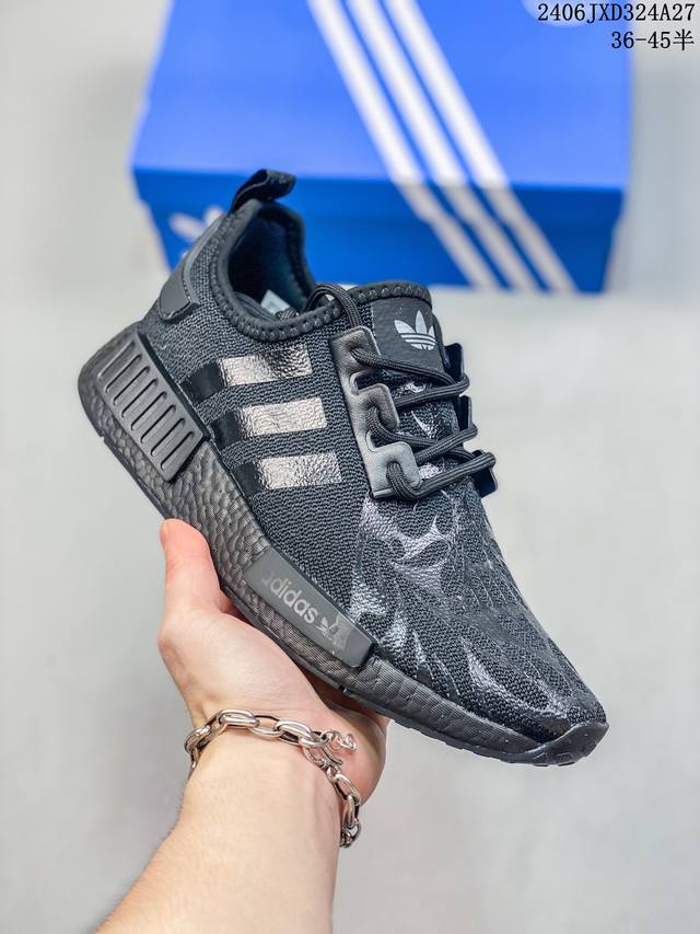 公司级ad Boost Nmd R1 经典跑鞋系列全新配色 弹力针织鞋面 原装高弹boost颗粒大底 缓震性能卓越 体质轻盈且抗冲击 整双鞋子的透气性和舒适度完