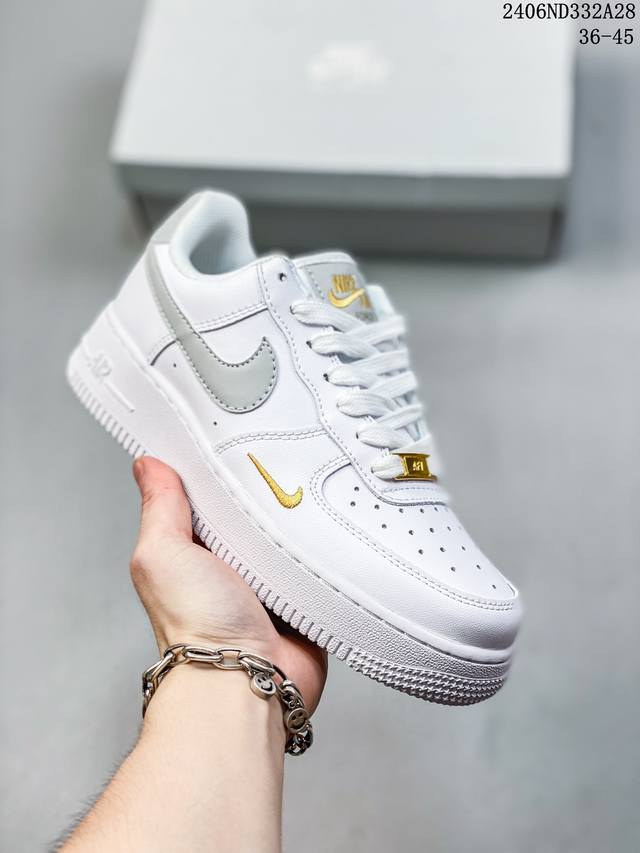 公司级耐克nike Air Force 1 Low 空军一号低帮百搭休闲运动板鞋。柔软、弹性十足的缓震性能和出色的中底设计，横跨复古与现代的外型结合，造就出风靡