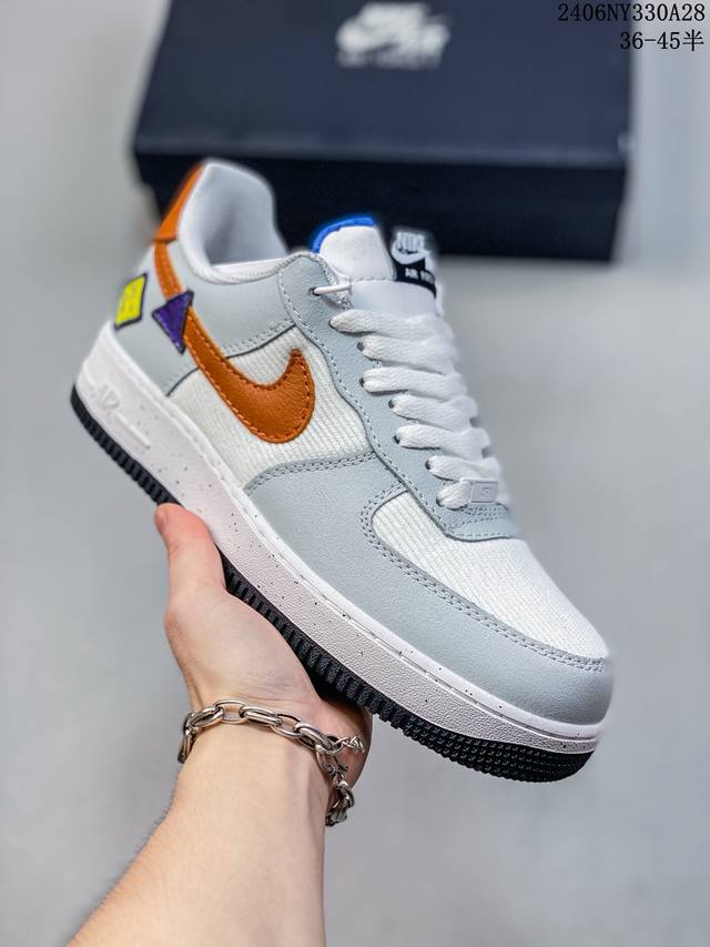 公司级耐克nike Air Force 1 Low 空军一号低帮百搭休闲运动板鞋。柔软、弹性十足的缓震性能和出色的中底设计，横跨复古与现代的外型结合，造就出风靡