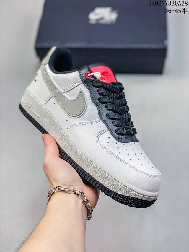 公司级耐克nike Air Force 1 Low 空军一号低帮百搭休闲运动板鞋。柔软、弹性十足的缓震性能和出色的中底设计，横跨复古与现代的外型结合，造就出风靡