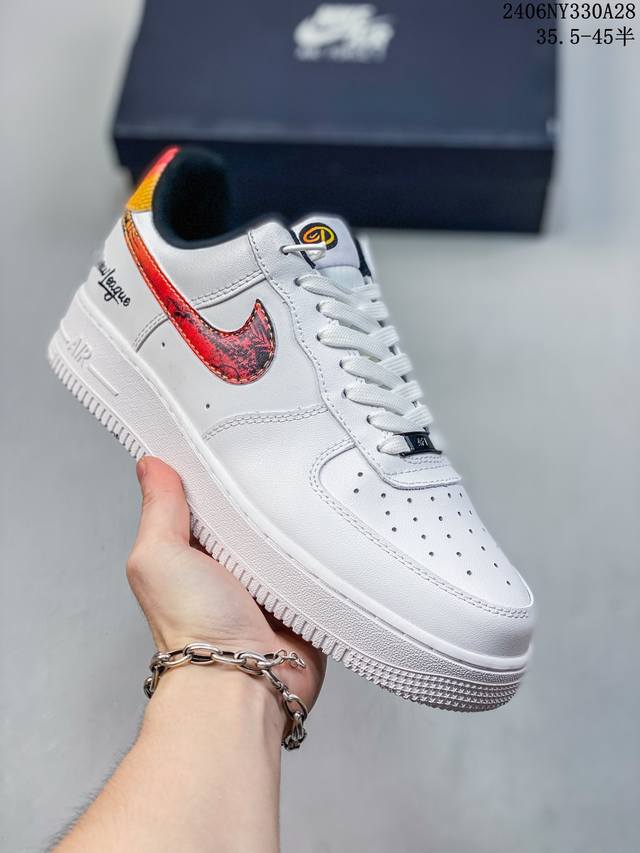 公司级耐克nike Air Force 1 Low 空军一号低帮百搭休闲运动板鞋。柔软、弹性十足的缓震性能和出色的中底设计，横跨复古与现代的外型结合，造就出风靡