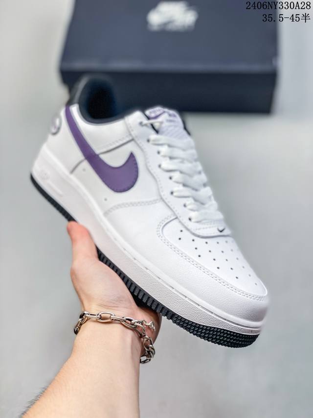 公司级耐克nike Air Force 1 Low 空军一号低帮百搭休闲运动板鞋。柔软、弹性十足的缓震性能和出色的中底设计，横跨复古与现代的外型结合，造就出风靡