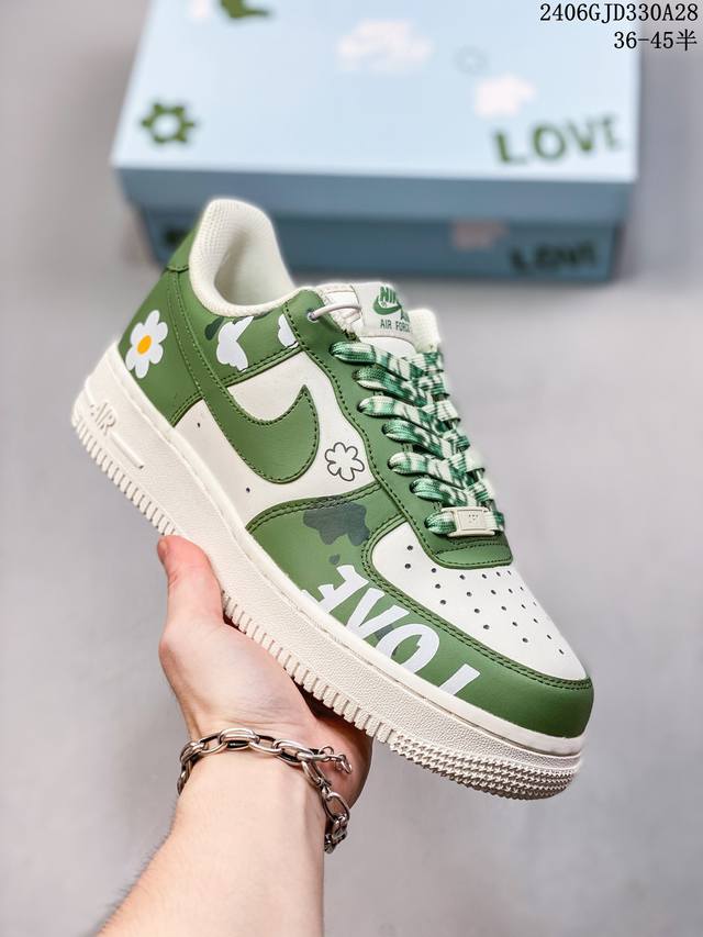 公司级耐克nike Air Force 1 Low 空军一号低帮百搭休闲运动板鞋。柔软、弹性十足的缓震性能和出色的中底设计，横跨复古与现代的外型结合，造就出风靡