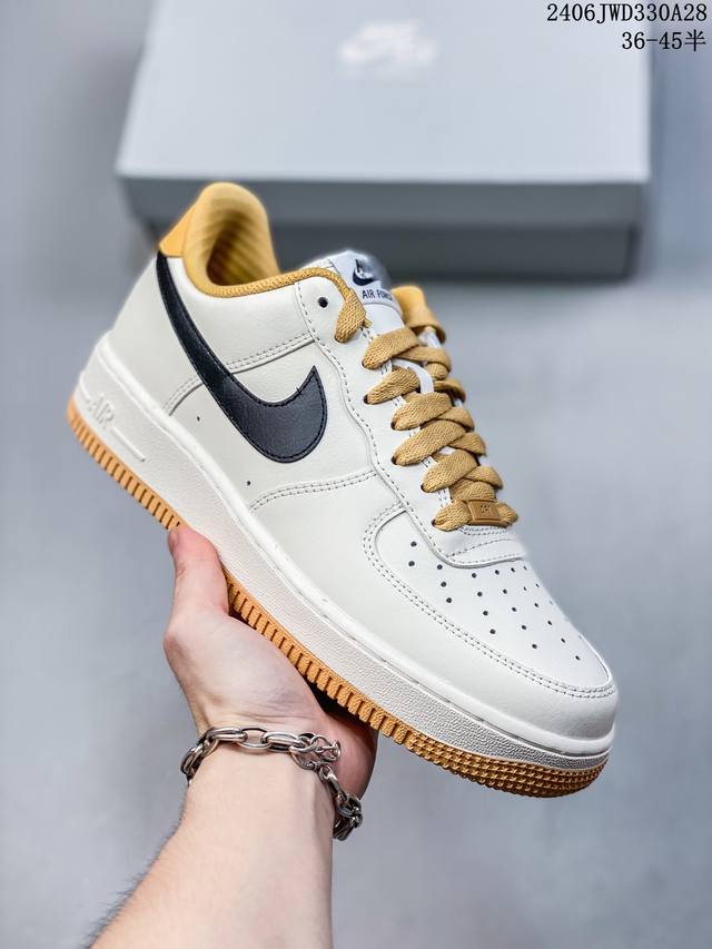 公司级耐克nike Air Force 1 Low 空军一号低帮百搭休闲运动板鞋。柔软、弹性十足的缓震性能和出色的中底设计，横跨复古与现代的外型结合，造就出风靡