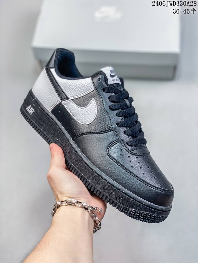 公司级耐克nike Air Force 1 Low 空军一号低帮百搭休闲运动板鞋。柔软、弹性十足的缓震性能和出色的中底设计，横跨复古与现代的外型结合，造就出风靡