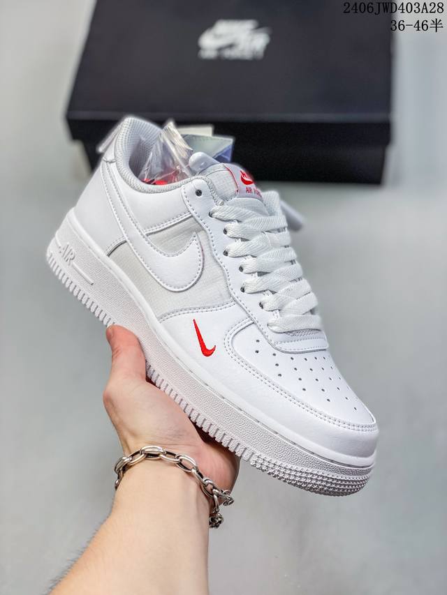 真标耐克nike Air Force 1 Low 空军一号低帮百搭休闲运动板鞋。柔软、弹性十足的缓震性能和出色的中底设计，横跨复古与现代的外型结合，造就出风靡全