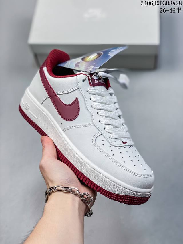 真标耐克nike Air Force 1 Low 空军一号低帮百搭休闲运动板鞋。柔软、弹性十足的缓震性能和出色的中底设计，横跨复古与现代的外型结合，造就出风靡全