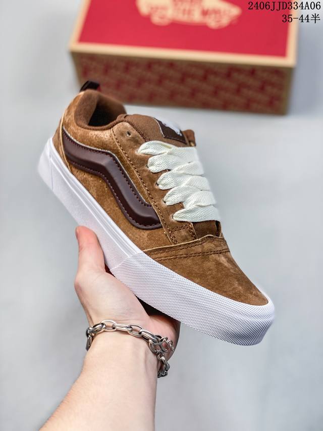 万斯 Vans Knu-Skool Vr3 Lx 面包鞋。坎普尔 茱利安系列低帮复古硫化休闲运动板鞋“肥胖版大logo”要说整个2024年最为热门的鞋型之一，