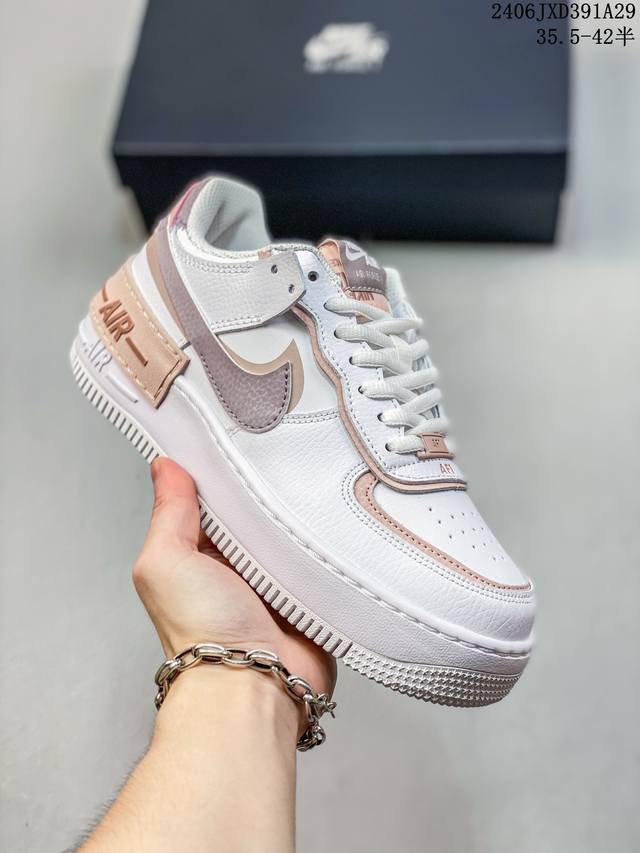 Nike 耐克低帮板鞋 空军一号 Af1马卡龙 Af1厚底增高百搭运动板鞋 Nike Air Force 1 “Shadow” 造型设计上与 Sacai X N