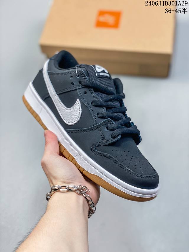 真标带半码 耐克nike Sb Dunk Low 扣篮系列复古低帮休闲运动滑板板鞋。采用脚感柔软舒适zoomair气垫，有效吸收滑板等极限运动在落地时带来的冲击