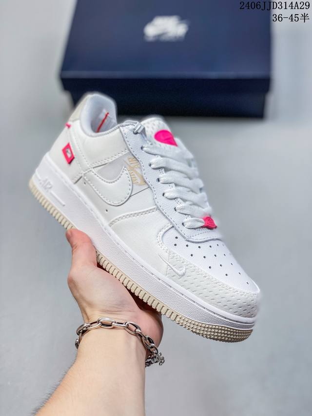 真标耐克nike Air Force 1 Low 空军一号低帮百搭休闲运动板鞋。柔软、弹性十足的缓震性能和出色的中底设计，横跨复古与现代的外型结合，造就出风靡全