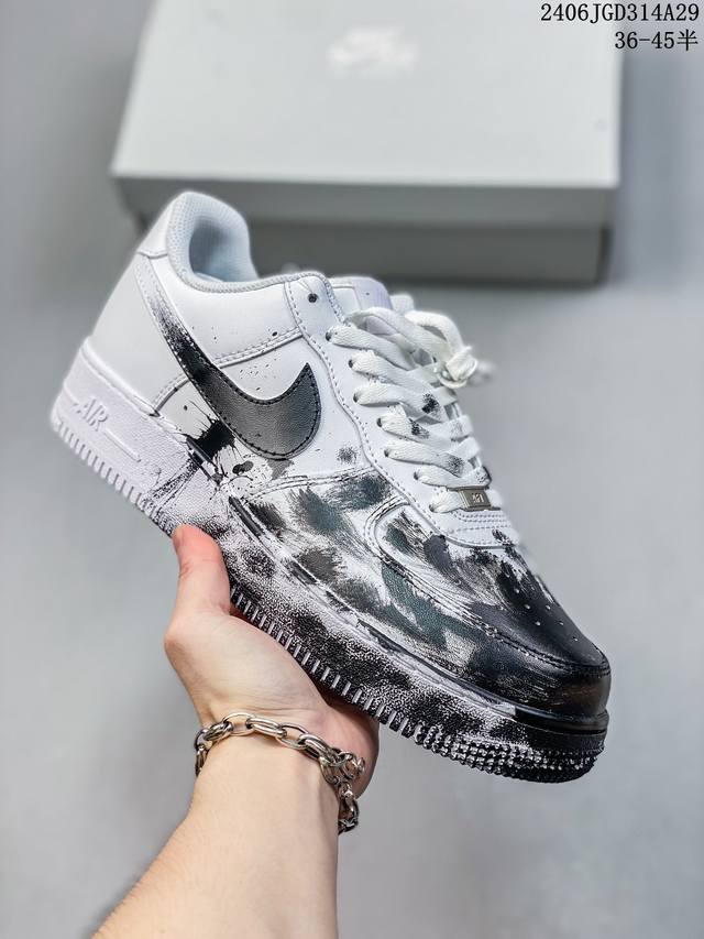 公司级耐克nike Air Force 1 Low 空军一号低帮百搭休闲运动板鞋。柔软、弹性十足的缓震性能和出色的中底设计，横跨复古与现代的外型结合，造就出风靡