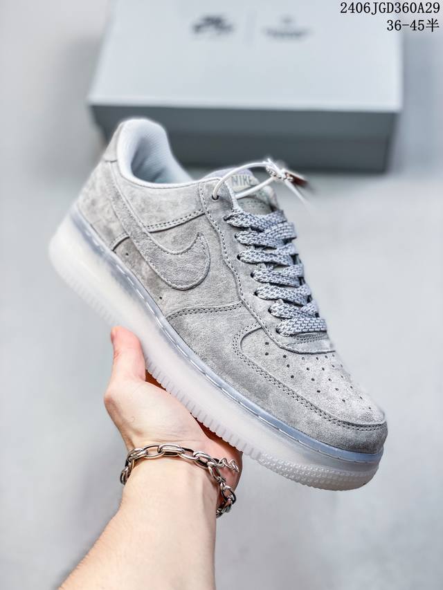 真标耐克nike Air Force 1 Low 空军一号低帮百搭休闲运动板鞋。柔软、弹性十足的缓震性能和出色的中底设计，横跨复古与现代的外型结合，造就出风靡全