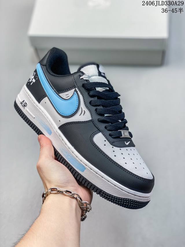 公司级耐克nike Air Force 1 Low 空军一号低帮百搭休闲运动板鞋。柔软、弹性十足的缓震性能和出色的中底设计，横跨复古与现代的外型结合，造就出风靡