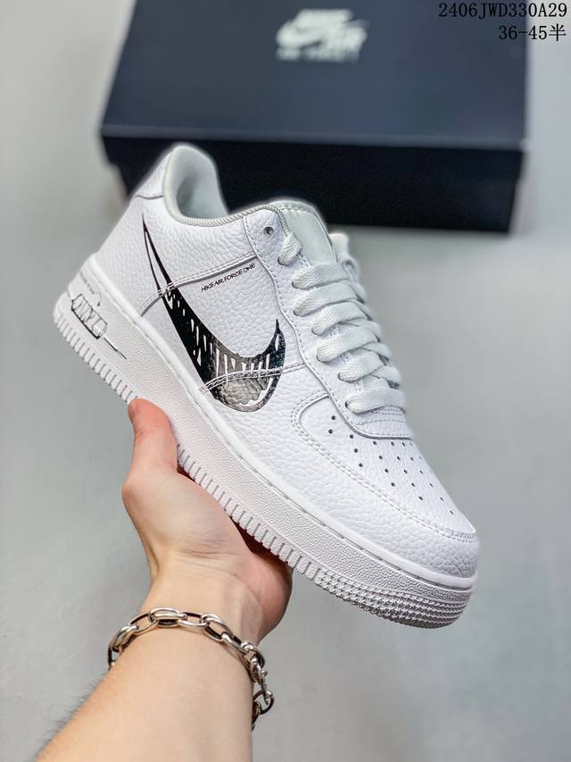 公司级耐克nike Air Force 1 Low 空军一号低帮百搭休闲运动板鞋。柔软、弹性十足的缓震性能和出色的中底设计，横跨复古与现代的外型结合，造就出风靡