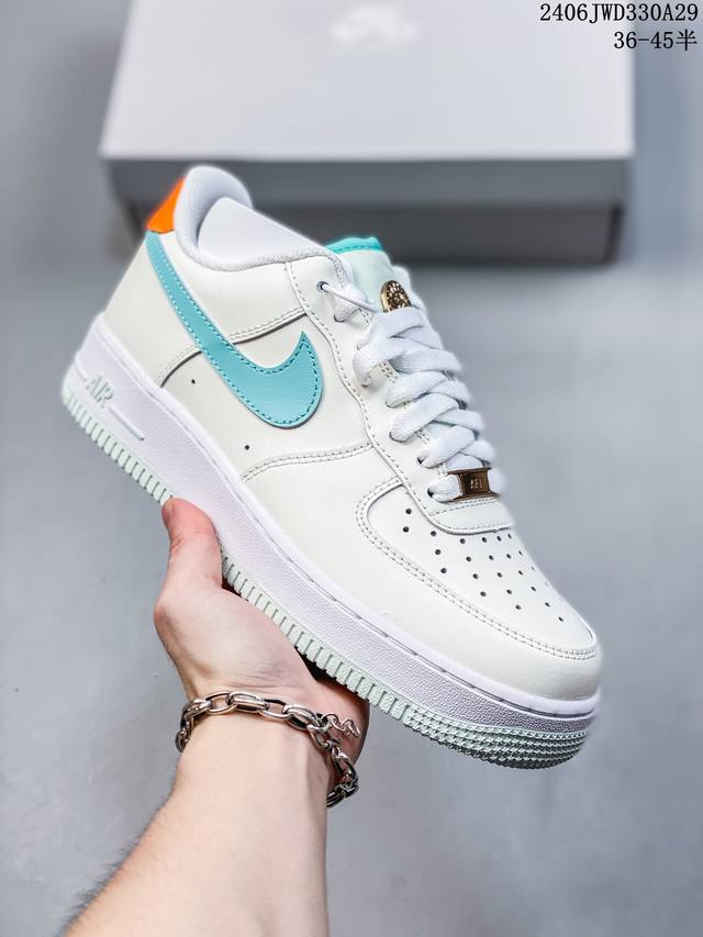 公司级耐克nike Air Force 1 Low 空军一号低帮百搭休闲运动板鞋。柔软、弹性十足的缓震性能和出色的中底设计，横跨复古与现代的外型结合，造就出风靡