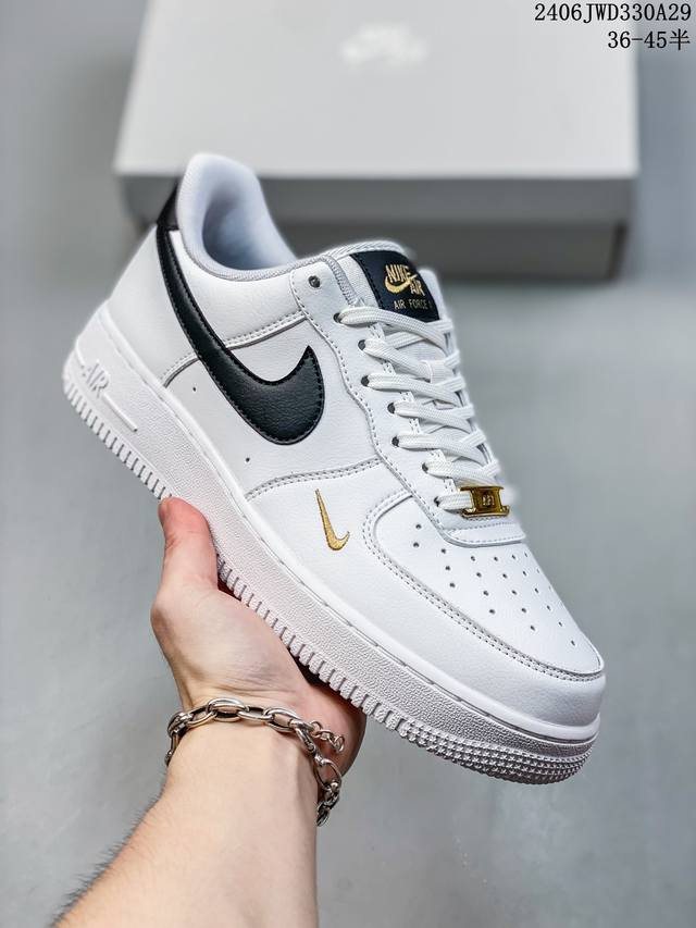 公司级耐克nike Air Force 1 Low 空军一号低帮百搭休闲运动板鞋。柔软、弹性十足的缓震性能和出色的中底设计，横跨复古与现代的外型结合，造就出风靡