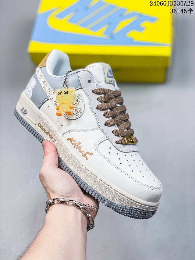 公司级耐克nike Air Force 1 Low 空军一号低帮百搭休闲运动板鞋。柔软、弹性十足的缓震性能和出色的中底设计，横跨复古与现代的外型结合，造就出风靡