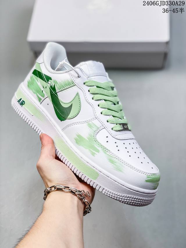 公司级耐克nike Air Force 1 Low 空军一号低帮百搭休闲运动板鞋。柔软、弹性十足的缓震性能和出色的中底设计，横跨复古与现代的外型结合，造就出风靡