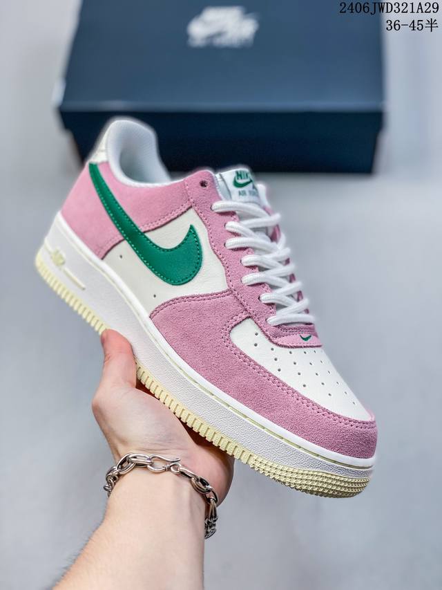 公司级耐克nike Air Force 1 Low 空军一号低帮百搭休闲运动板鞋。柔软、弹性十足的缓震性能和出色的中底设计，横跨复古与现代的外型结合，造就出风靡