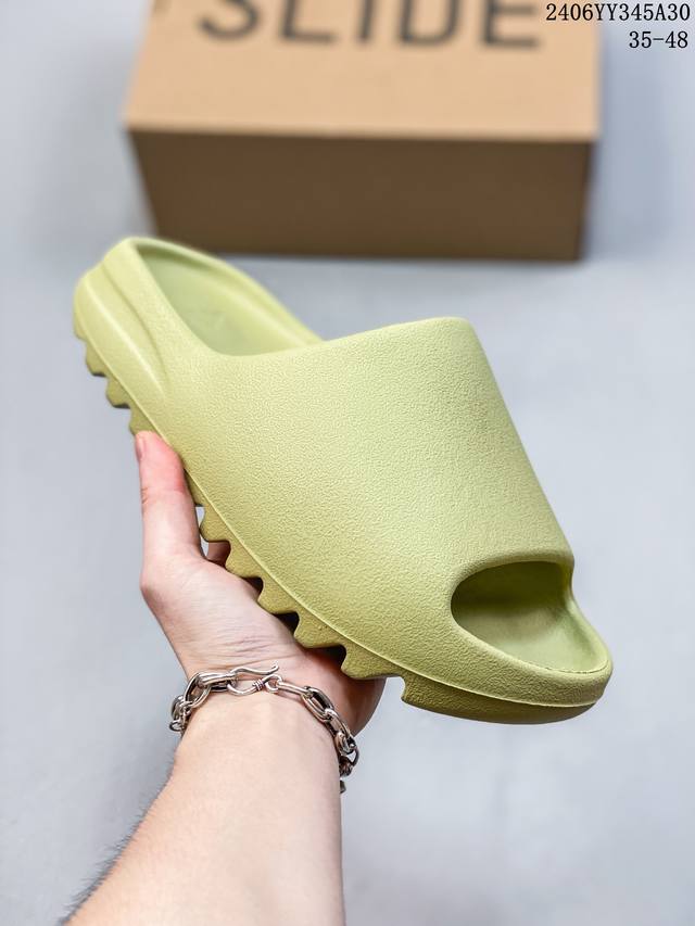 35－48 West X Adidas Yeezy Slide Glow Green 椰子户外风格沙滩涉水百搭运动穿搭拖鞋拖鞋 Yeezy Slide 采用 E