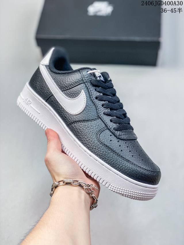 公司级耐克nike Air Force 1 Low 空军一号低帮百搭休闲运动板鞋。柔软、弹性十足的缓震性能和出色的中底设计，横跨复古与现代的外型结合，造就出风靡