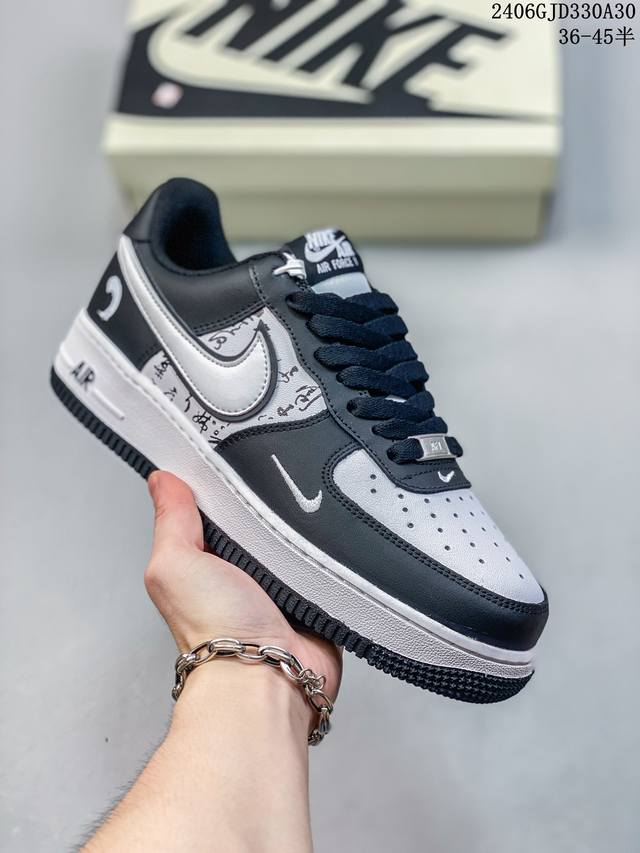 公司级耐克nike Air Force 1 Low 空军一号低帮百搭休闲运动板鞋。柔软、弹性十足的缓震性能和出色的中底设计，横跨复古与现代的外型结合，造就出风靡