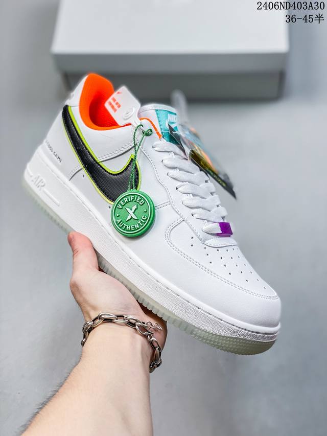 真标带半码耐克nike Air Force 1 Low 空军一号低帮百搭休闲运动板鞋。柔软、弹性十足的缓震性能和出色的中底设计，横跨复古与现代的外型结合，造就出