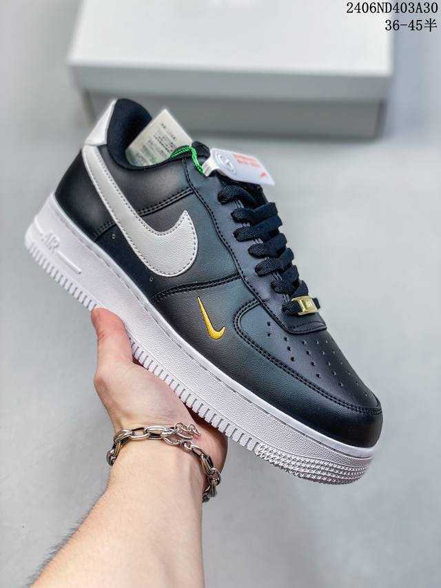 真标带半码耐克nike Air Force 1 Low 空军一号低帮百搭休闲运动板鞋。柔软、弹性十足的缓震性能和出色的中底设计，横跨复古与现代的外型结合，造就出