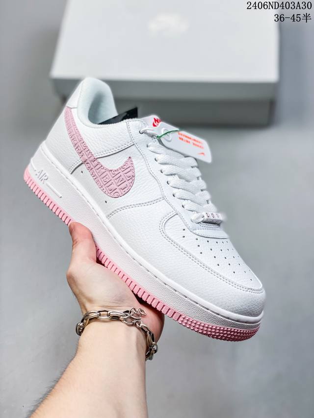 真标带半码耐克nike Air Force 1 Low 空军一号低帮百搭休闲运动板鞋。柔软、弹性十足的缓震性能和出色的中底设计，横跨复古与现代的外型结合，造就出