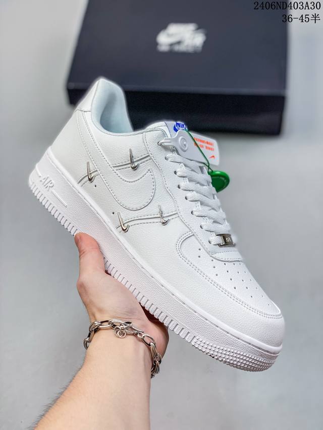 真标带半码耐克nike Air Force 1 Low 空军一号低帮百搭休闲运动板鞋。柔软、弹性十足的缓震性能和出色的中底设计，横跨复古与现代的外型结合，造就出