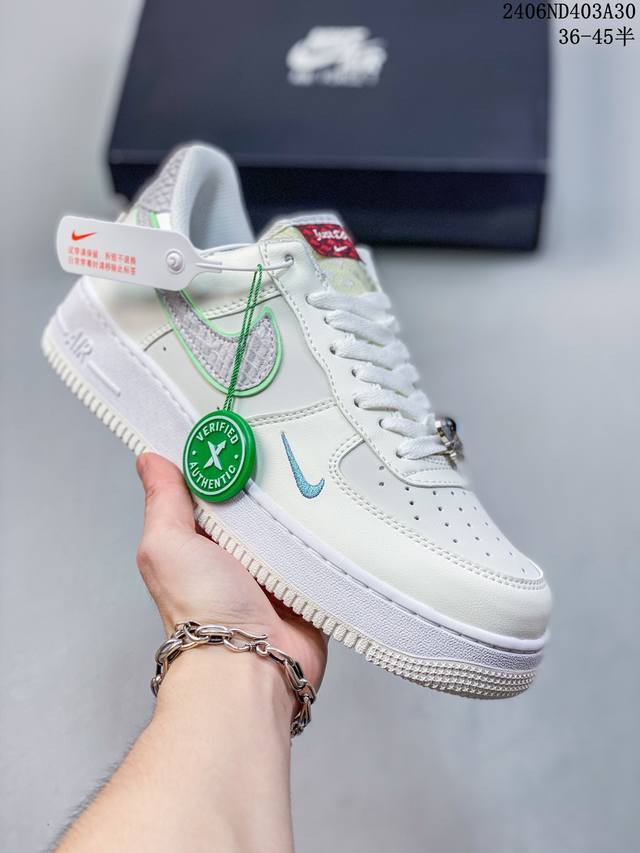 真标带半码耐克nike Air Force 1 Low 空军一号低帮百搭休闲运动板鞋。柔软、弹性十足的缓震性能和出色的中底设计，横跨复古与现代的外型结合，造就出