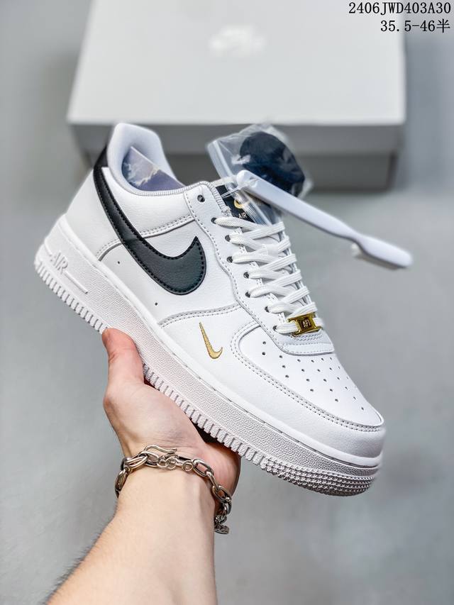 公司级耐克nike Air Force 1 Low 空军一号低帮百搭休闲运动板鞋。柔软、弹性十足的缓震性能和出色的中底设计，横跨复古与现代的外型结合，造就出风靡