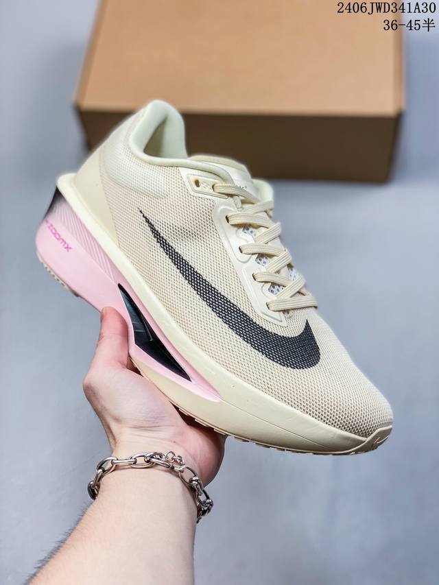 耐克 Nk Zoom Fly 6 超弹轻盈跑步鞋 鞋款搭载 Flyknit 材料 打造出众弹性 易于穿脱。采用react技术 轻盈耐穿泡绵打造,铸就出众回弹的顺