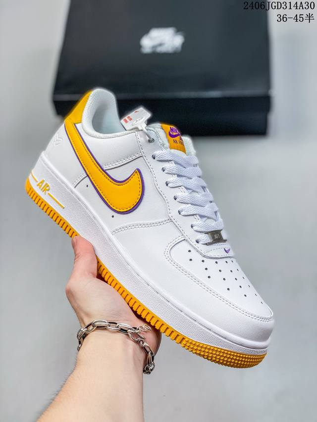 真标耐克nike Air Force 1 Low 空军一号低帮百搭休闲运动板鞋。柔软、弹性十足的缓震性能和出色的中底设计，横跨复古与现代的外型结合，造就出风靡全