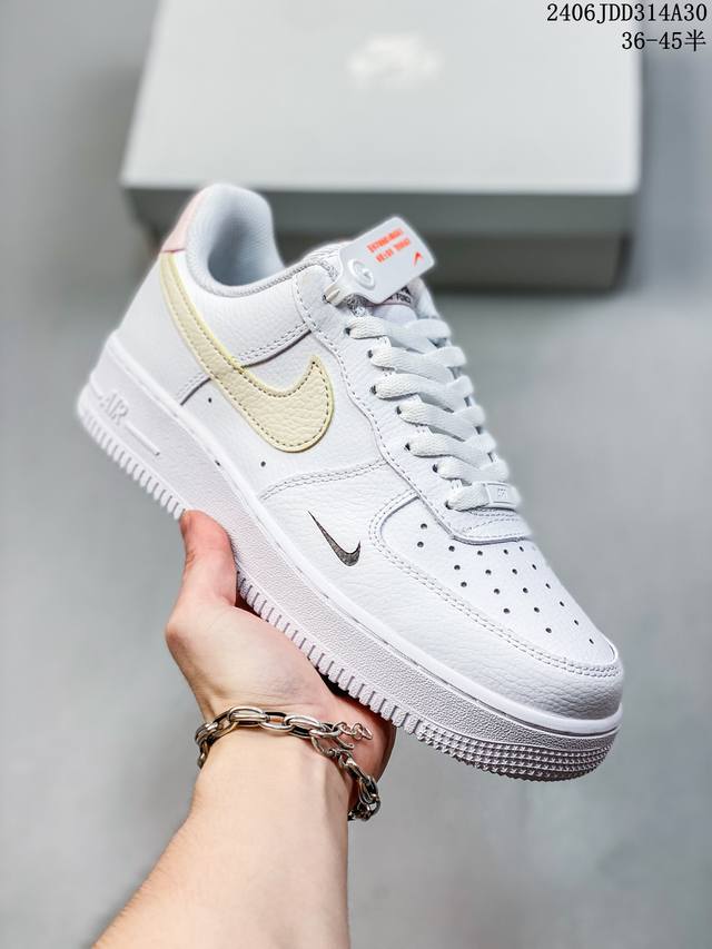 真标耐克nike Air Force 1 Low 空军一号低帮百搭休闲运动板鞋。柔软、弹性十足的缓震性能和出色的中底设计，横跨复古与现代的外型结合，造就出风靡全