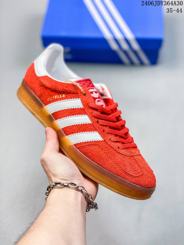 阿迪达斯adidas Originals Gazelle Indoor 三叶草复古休闲防滑耐磨低帮板鞋鞋款采用柔软的绒面革和耐用的皮革衬里融合在橡胶外底上，具有