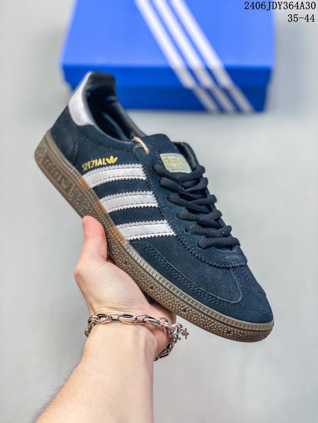 阿迪达斯adidas Originals Gazelle Indoor 三叶草复古休闲防滑耐磨低帮板鞋鞋款采用柔软的绒面革和耐用的皮革衬里融合在橡胶外底上，具有