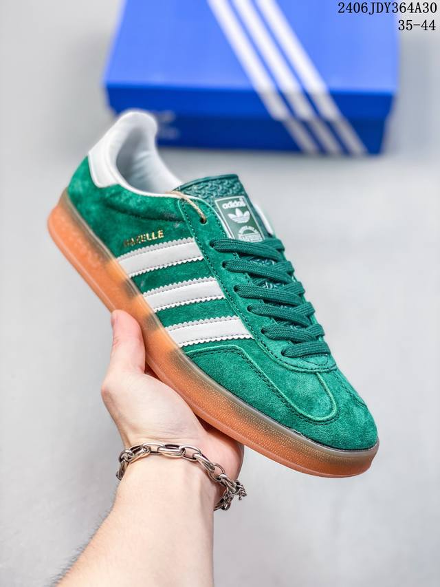 阿迪达斯adidas Originals Gazelle Indoor 三叶草复古休闲防滑耐磨低帮板鞋鞋款采用柔软的绒面革和耐用的皮革衬里融合在橡胶外底上，具有