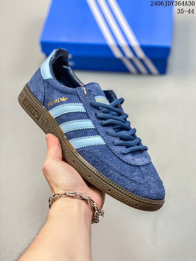 阿迪达斯adidas Originals Gazelle Indoor 三叶草复古休闲防滑耐磨低帮板鞋鞋款采用柔软的绒面革和耐用的皮革衬里融合在橡胶外底上，具有