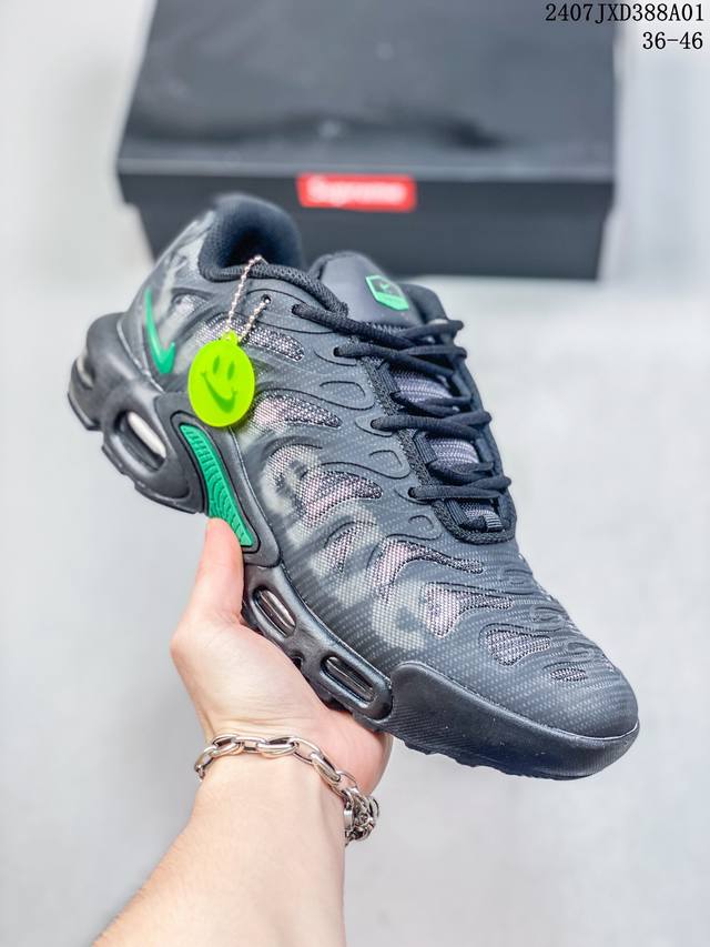 公司级耐克nike Air Maxplus Drift休闲气垫缓震跑步运动鞋 造型超讨喜！鞋面以帆布和织物材质包裹，保证了轻薄透气，更适合夏季穿着。鞋侧 鱼骨