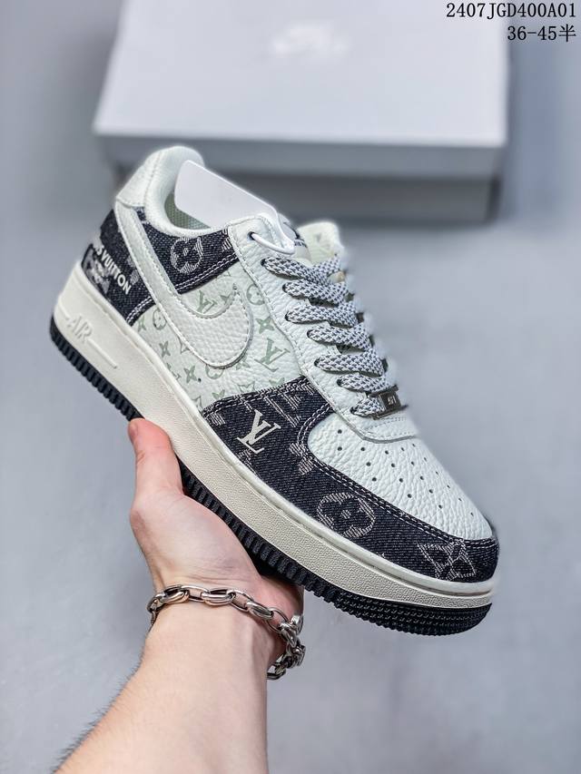 Nk Air Force 1‘07 Low 空军一号低帮休闲板鞋 鞋款采用再生材料制成，混合了皮革、网眼和绒面革。侧面的双 Swooshes、“82”品牌的鞋舌