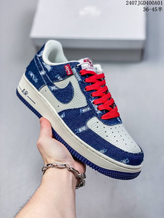 Nk Air Force 1‘07 Low 空军一号低帮休闲板鞋 鞋款采用再生材料制成，混合了皮革、网眼和绒面革。侧面的双 Swooshes、“82”品牌的鞋舌