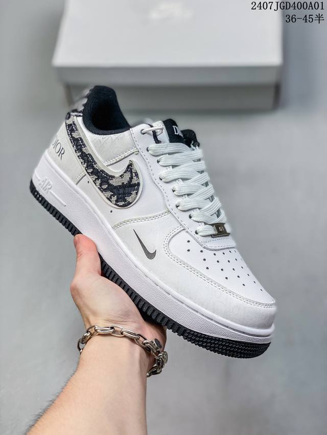 Nk Air Force 1‘07 Low 空军一号低帮休闲板鞋 鞋款采用再生材料制成，混合了皮革、网眼和绒面革。侧面的双 Swooshes、“82”品牌的鞋舌