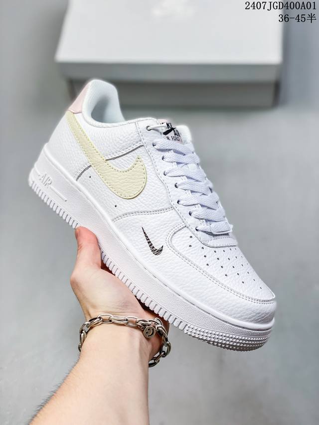 Nk Air Force 1‘07 Low 空军一号低帮休闲板鞋 鞋款采用再生材料制成，混合了皮革、网眼和绒面革。侧面的双 Swooshes、“82”品牌的鞋舌